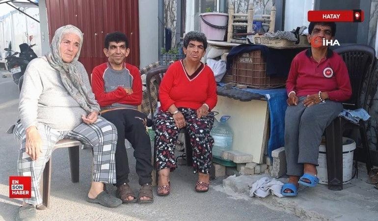 Hatay’da 3 engelli çocuğuna yıllardır gözü gibi bakıyor