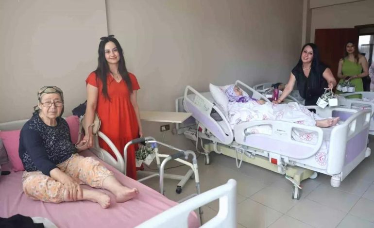 Hatay’da Anneler Günü Kutlaması