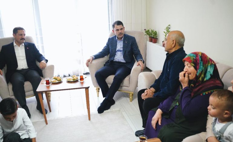 Hatay’da depremzede ailenin yeni yuvasındaki ilk misafiri Bakan Kurum oldu