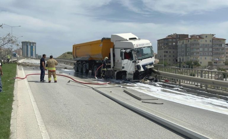 Hatay’da faciadan dönüldü: Hafriyat kamyonu üst geçit bariyerine çarparak durdu