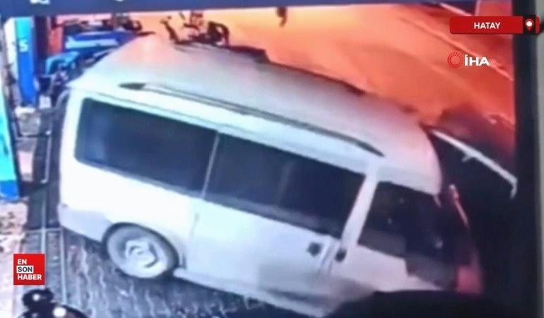 Hatay’da hafif ticari araç önce patpata sonra minibüse çarptı