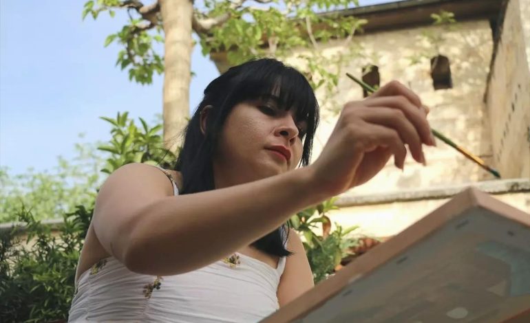 Hemşire Meryem Poyraz, Sokaklarda Sanatını Yaşatıyor