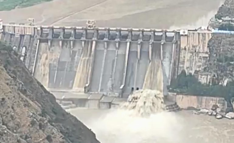 Hindistan geri adım attı: Barajın kapakları tek tek açıldı