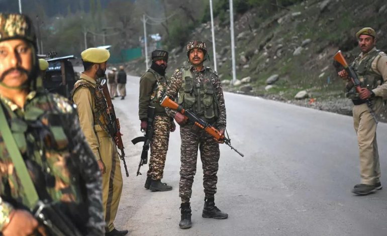 Hindistan’ı sorumlu tuttular! Pakistan’da askeri araca bombalı saldırı: 7 ölü