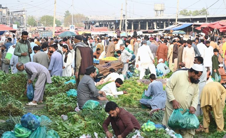 Hindistan’ın saldırısı sonrası Pakistan’da halk temel ihtiyaç malzemeleri stokluyor