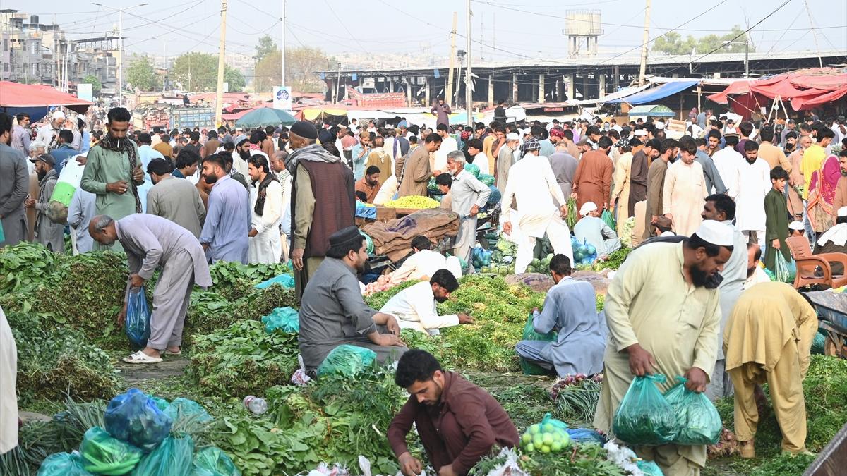 Hindistan’ın saldırısı sonrası Pakistan’da halk temel ihtiyaç malzemeleri stokluyor