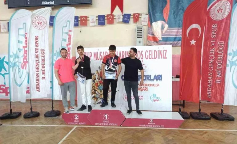 Horasanlı Öğrenciler Bilek Güreşi’nde Başarı Elde Etti