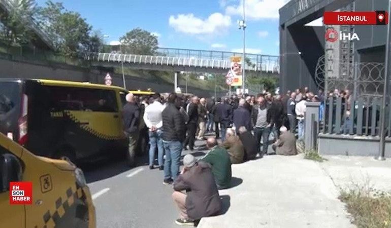 İBB mağduru taksicilerden CHP İl Başkanlığı binası önünde protesto
