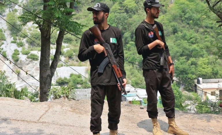 İki nükleer güç silahları susturdu, ancak gerginlik had safada