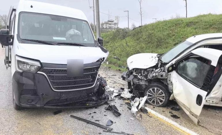 İnegöl’de Servis Minibüsü ile Hafif Ticari Araç Kafa Kafaya Çarpıştı: 13 Yaralı