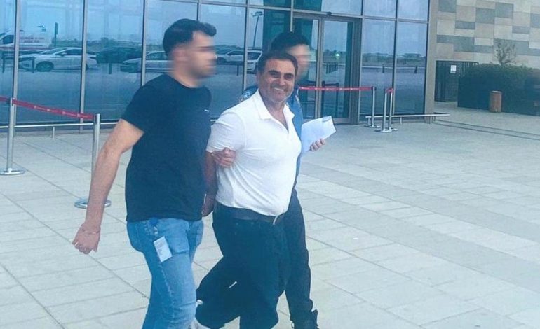 Interpol’ün aradığı firari yakalandı, gülerek poz verdi