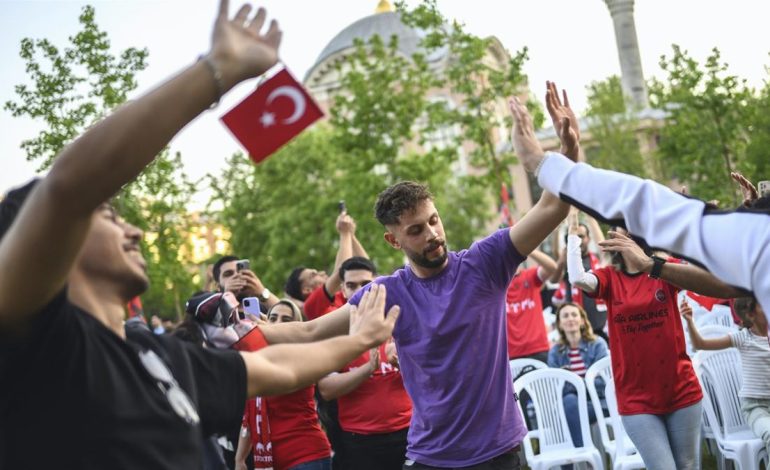 İran futbol takımı Traktör taraftarları, şampiyonluğu İstanbul’da kutladı
