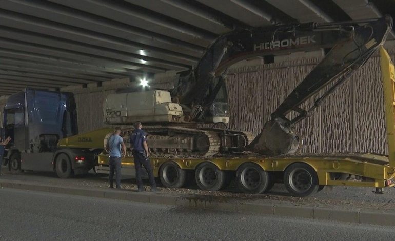 İş makinesi yüklü TIR, alt geçitte sıkıştı