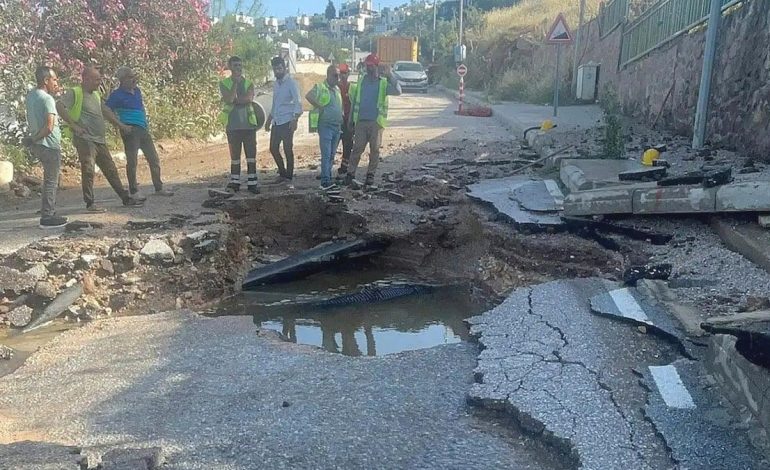 İsale hattı bomba gibi patladı, evler ve araçlar zarar gördü