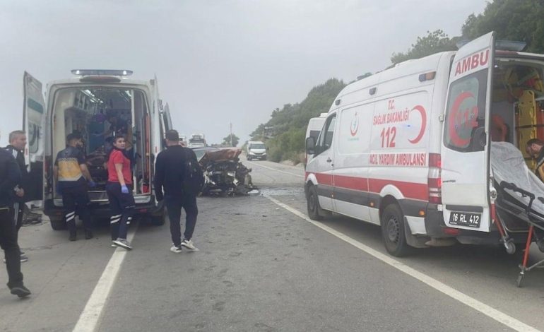 İşçi servis minibüsü ile otomobil çarpıştı: Çok sayıda yaralı var