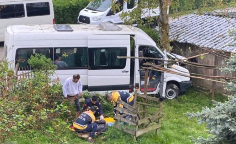 İşçi servisi, cip ve ağaca çarptı: 8 kişi yaralandı