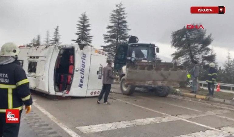 Isparta’da yolcu midibüsü devrildi