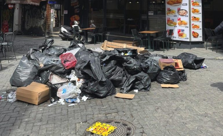 İstanbul Beşiktaş’ta caddelerde çöp dağları