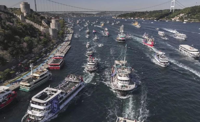 İstanbul Boğazı’nda inanılmaz görüntüler! Sarıyerspor şampiyonluğu kutladı
