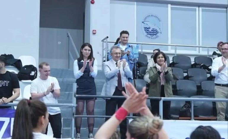 İstanbul Kent Üniversitesi Voleybol Takımı Şampiyon