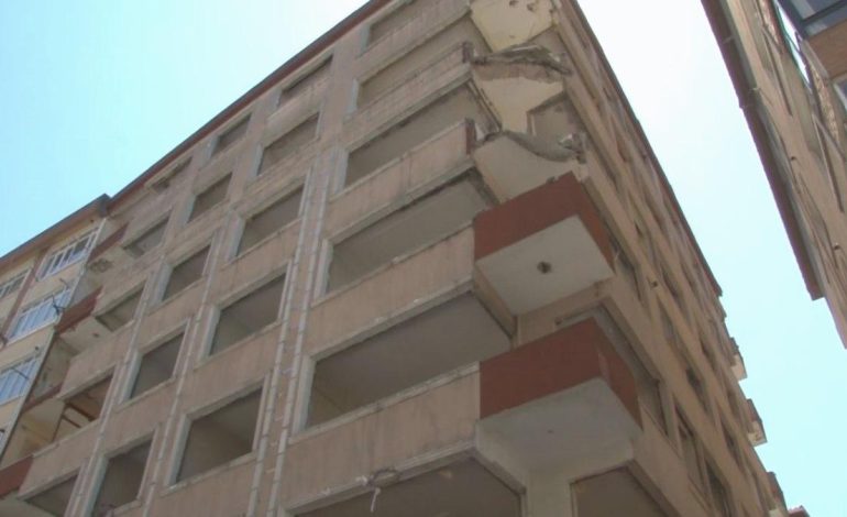 İstanbul’da boşaltılan binanın balkonu artçı depremde böyle yıkıldı