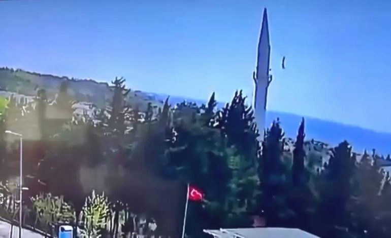 İstanbul’da Deprem Cami Minaresini Vurdu