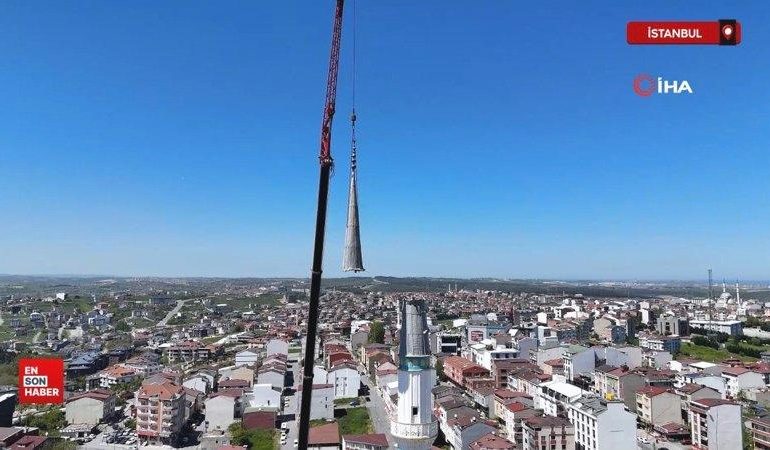 İstanbul’da depremde hasar gören Arnavutköy Sıddık Camii’nin minaresi söküldü