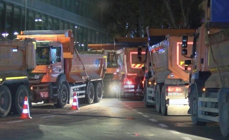 İstanbul’da dün gece yarısı: Kamyonların biri geldi biri gitti, zamanla yarıştılar