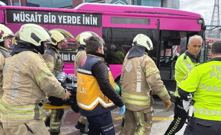 İstanbul’da duraktaki metrobüse başka bir metrobüs çarptı
