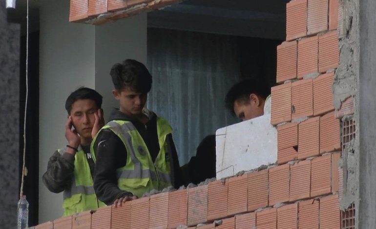 İstanbul’da faciaya ramak kala: Yan binanın duvarı yıkıldı