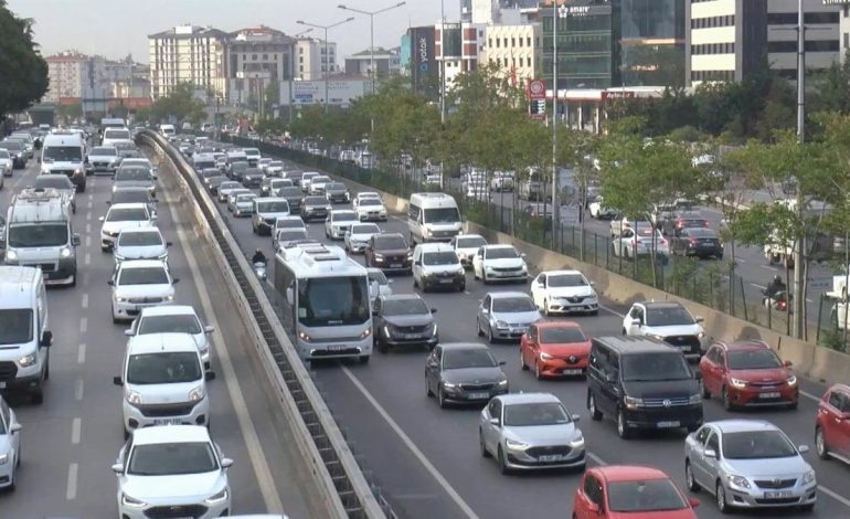 İstanbul’da manzara yine şaşırtmadı! Trafik işe gidenleri çıldırttı