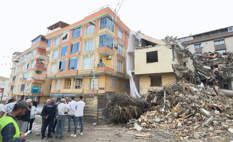 İstanbul’da riskli bina yıkıldı: Çevredeki 4 bina tahliye edildi