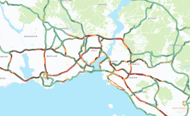İstanbul’da yağış nedeniyle trafik yoğunluğu yüzde 74’e çıktı