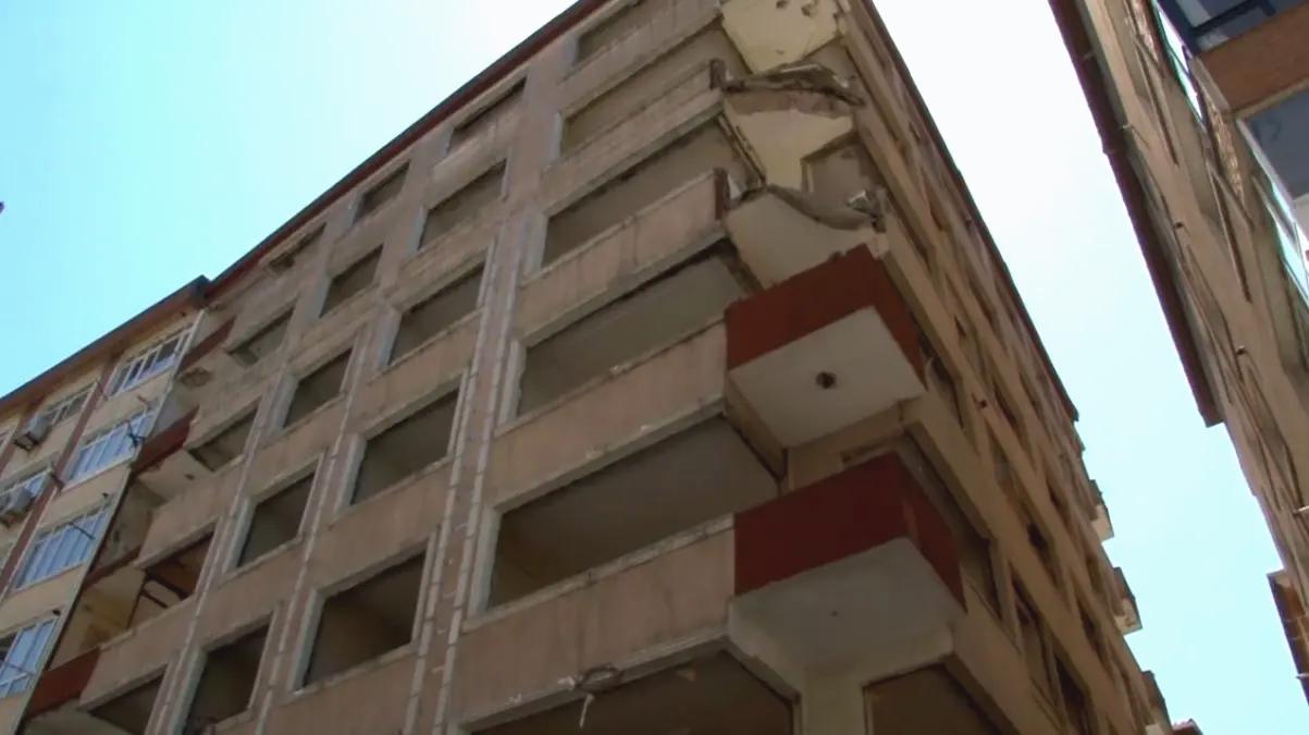 İstanbul’da Yıkım Halindeki Binanın Balkonu Çöktü, Bir Kişi Yaralandı