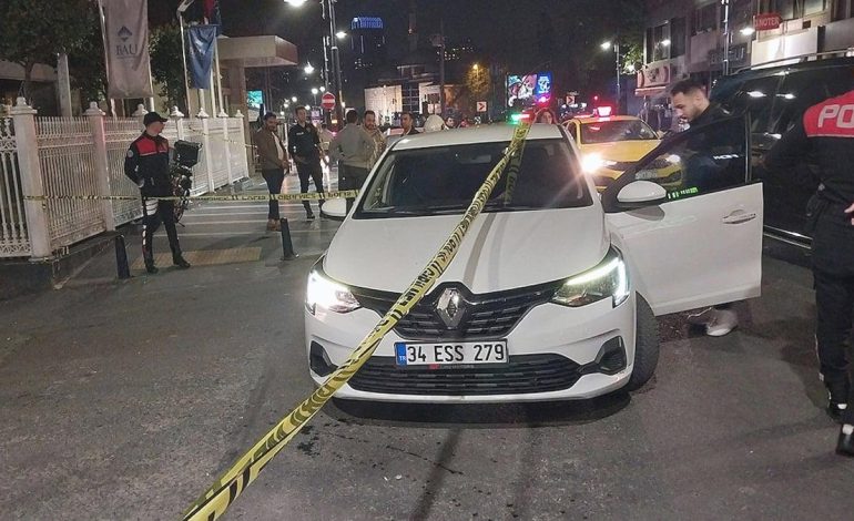İstanbul’un göbeğinde silahlı saldırı: Otomobile kurşun yağdırdılar