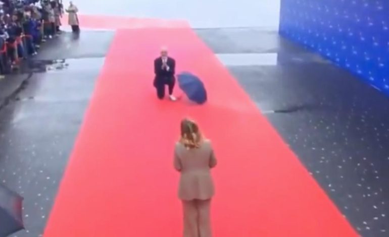 İtalya Başbakanı’nı dizleri üzerinde karşıladı