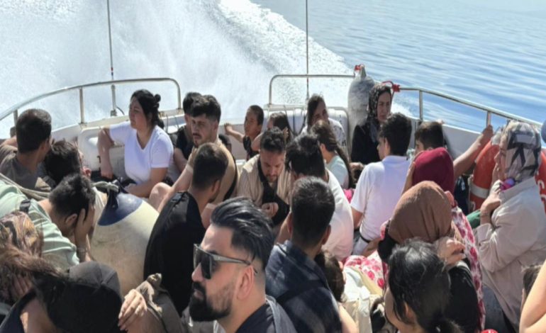 İtalya rotasında bir tekne dolusu göçmen ve iki kaçakçı yakalandı