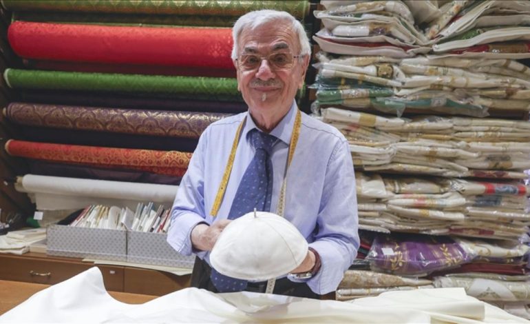 İtalyan Terzi Mancinelli, dördüncü kez bir Papayı giydirmeye hazırlanıyor