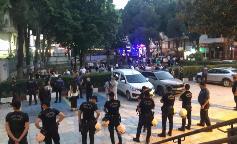 İzmir’de Cumhurbaşkanı’na hakaret içerikli duvar yazısı yazan 4 şüpheli tutuklandı