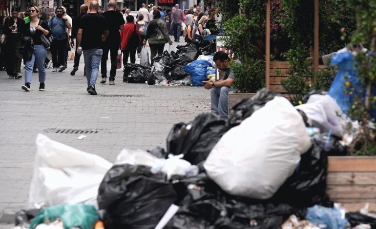 İzmir’de sokaklarda çöp dağları oluştu