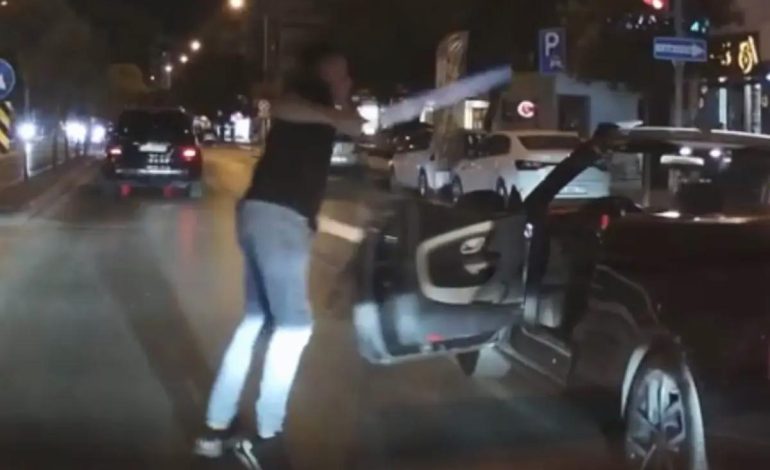 İzmir’de Trafikte Tartışan Sürücü Döner Bıçağı ile Tehdit Etti