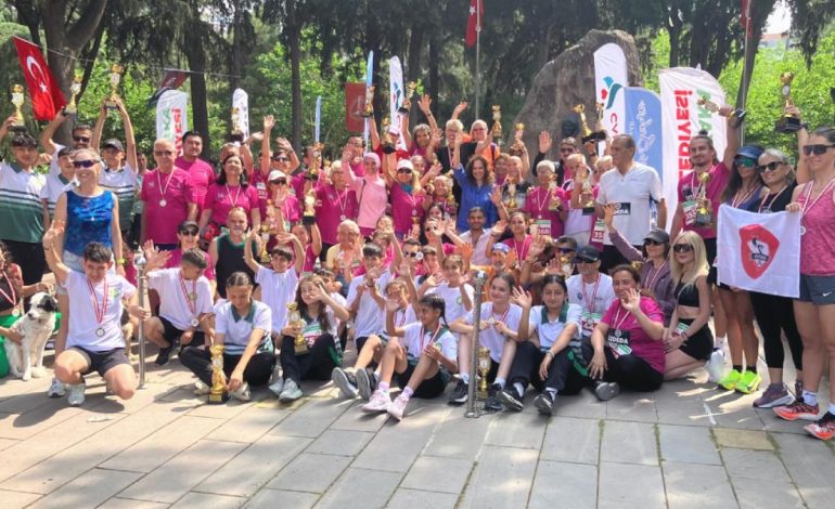 İzmirliler binlerce kişi Zübeyde annelerine koştu kupaları topladılar