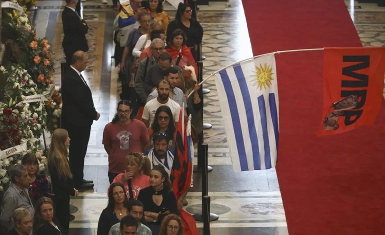 Jose Mujica Son Yolculuğuna Uğurlandı