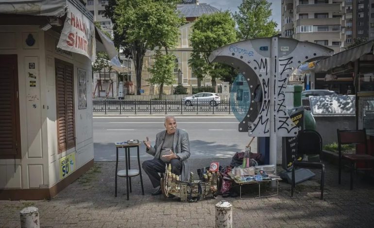 Kadıköy’deki Ayakkabı Boyacısının ‘Kardelen’ İsimli Kedisi Kayboldu