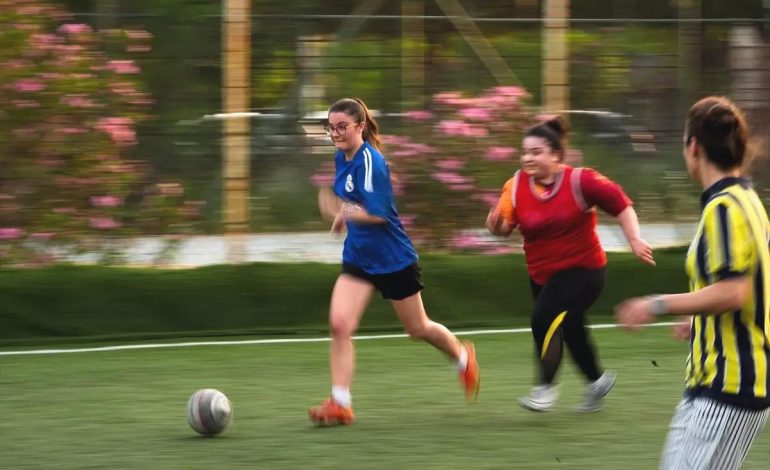 Kadınlar Halı Saha Maçlarıyla Stres Atıyor
