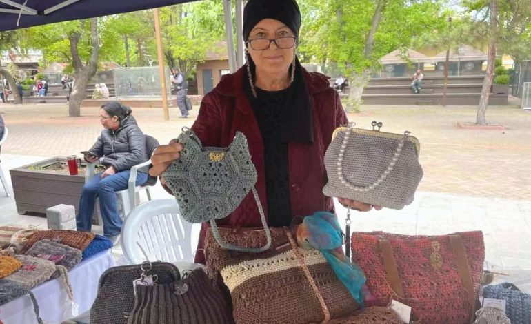 Kadriye Tutku, Hobi Olarak Başladığı Hasır Çanta Üretimini İnternetle Geliştiriyor