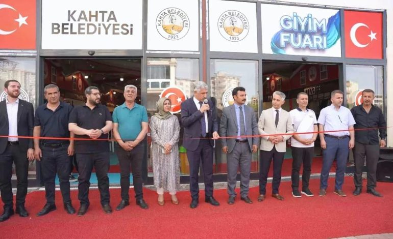 Kahta’da Ramazan Çarşısı’nda Giyim Fuarı Açıldı