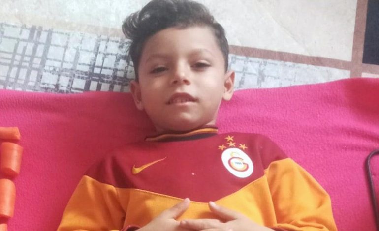 Kamyonetin çarptığı küçük çocuk yaşam savaşını kaybetti