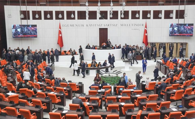 Kanun teklifi TBMM’de kabul edildi: Memurluğa 35 yaş sınırı getirildi