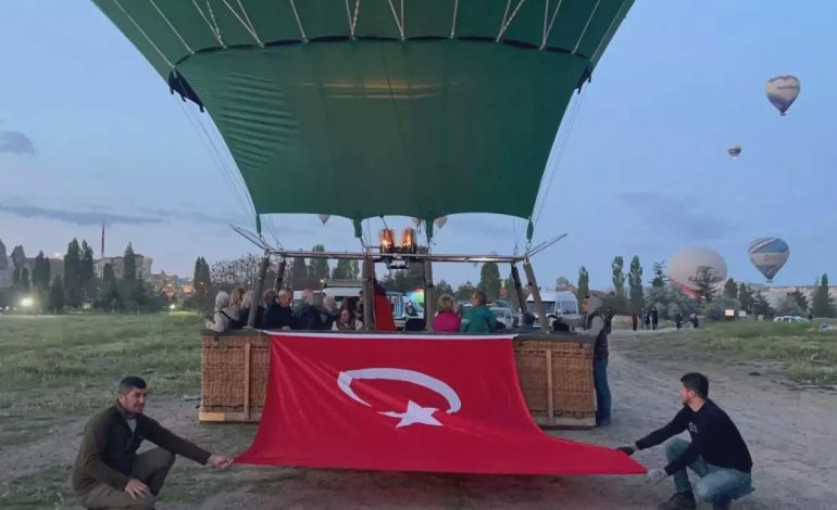 Kapadokya’da Sıcak Hava Balonları Türk Bayrakları ve Atatürk Posterleri ile Havalandı